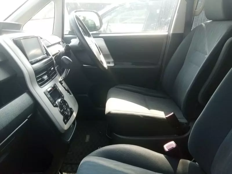 Toyota Noah   - 2012