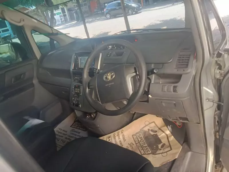Toyota Noah   - 2008