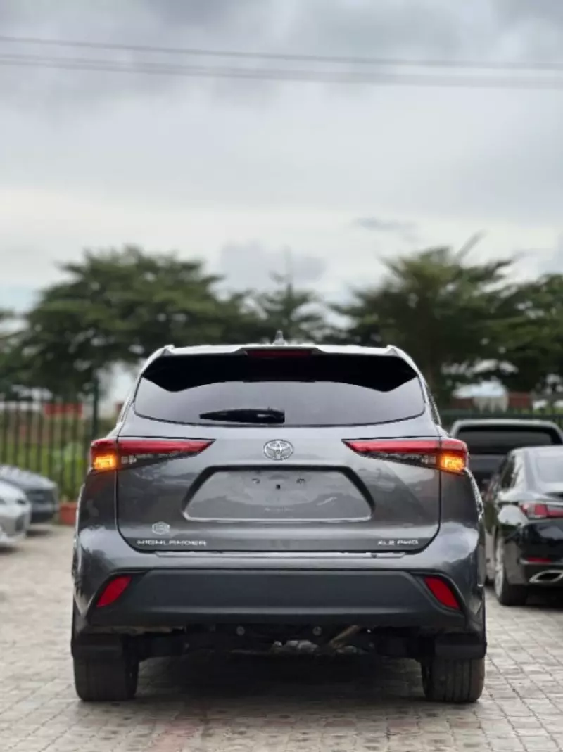 Toyota Highlander   - 2021