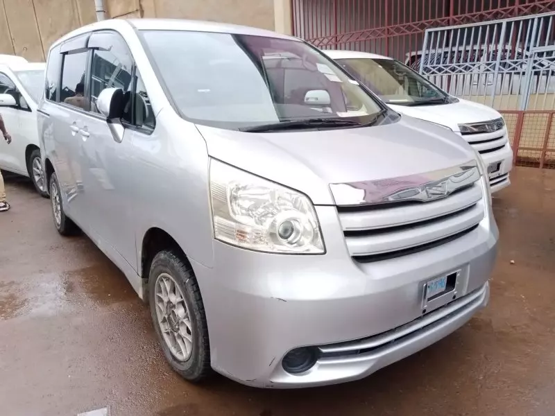 Toyota Noah   - 2009