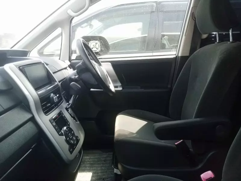 Toyota Noah   - 2012