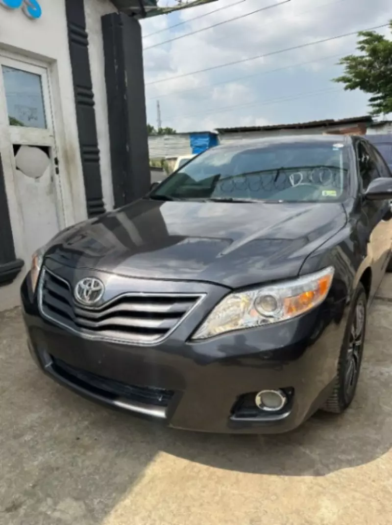 Toyota Camry   - 2011