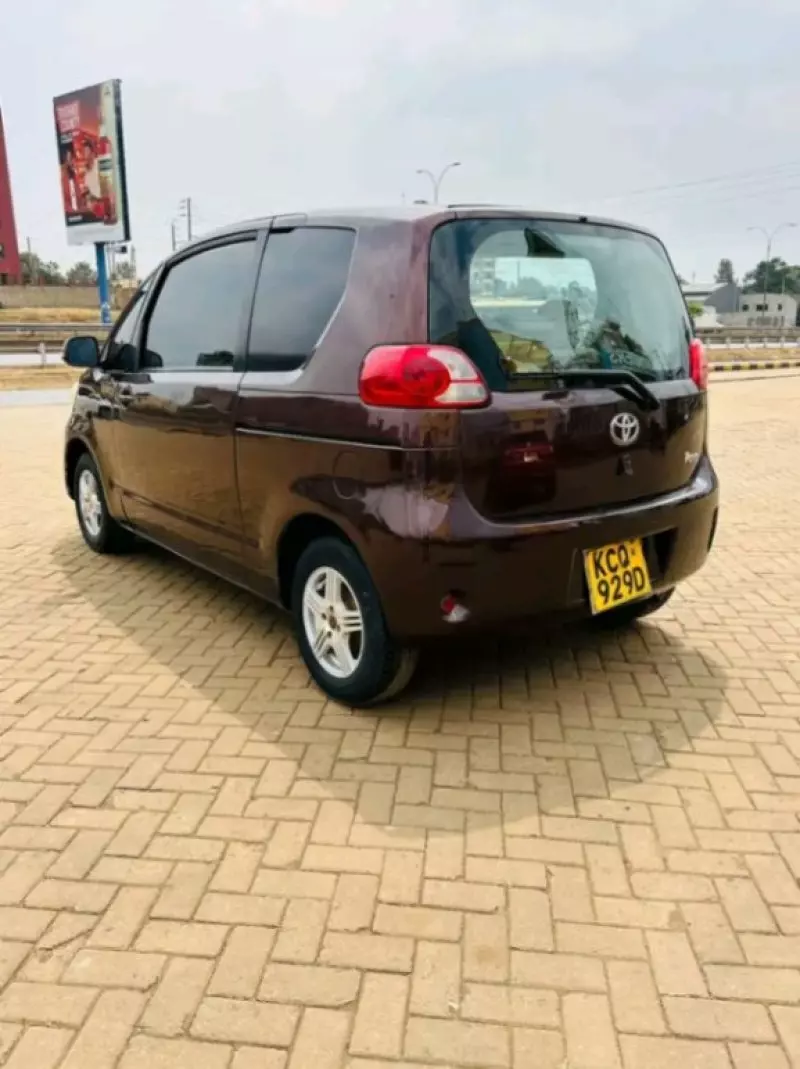 Toyota Porte   - 2011