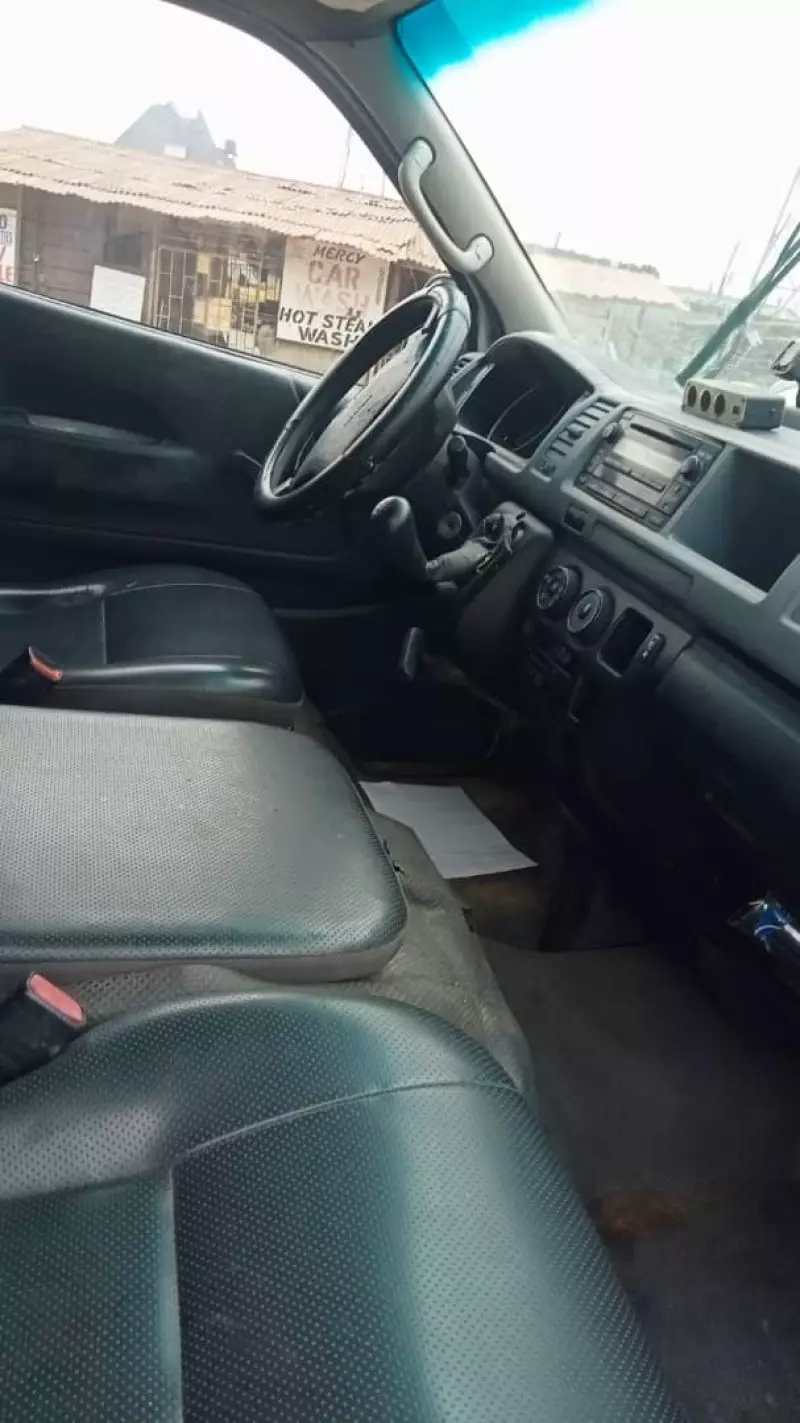 Toyota Hiace   - 2012
