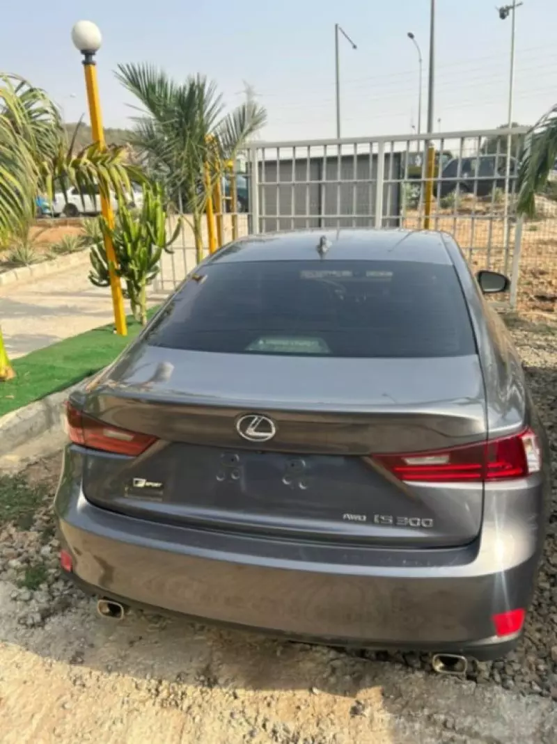 Lexus IS   - 2016
