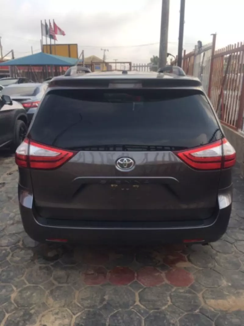Toyota Sienna   - 2018