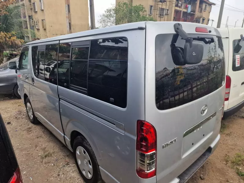 Toyota Hiace   - 2005