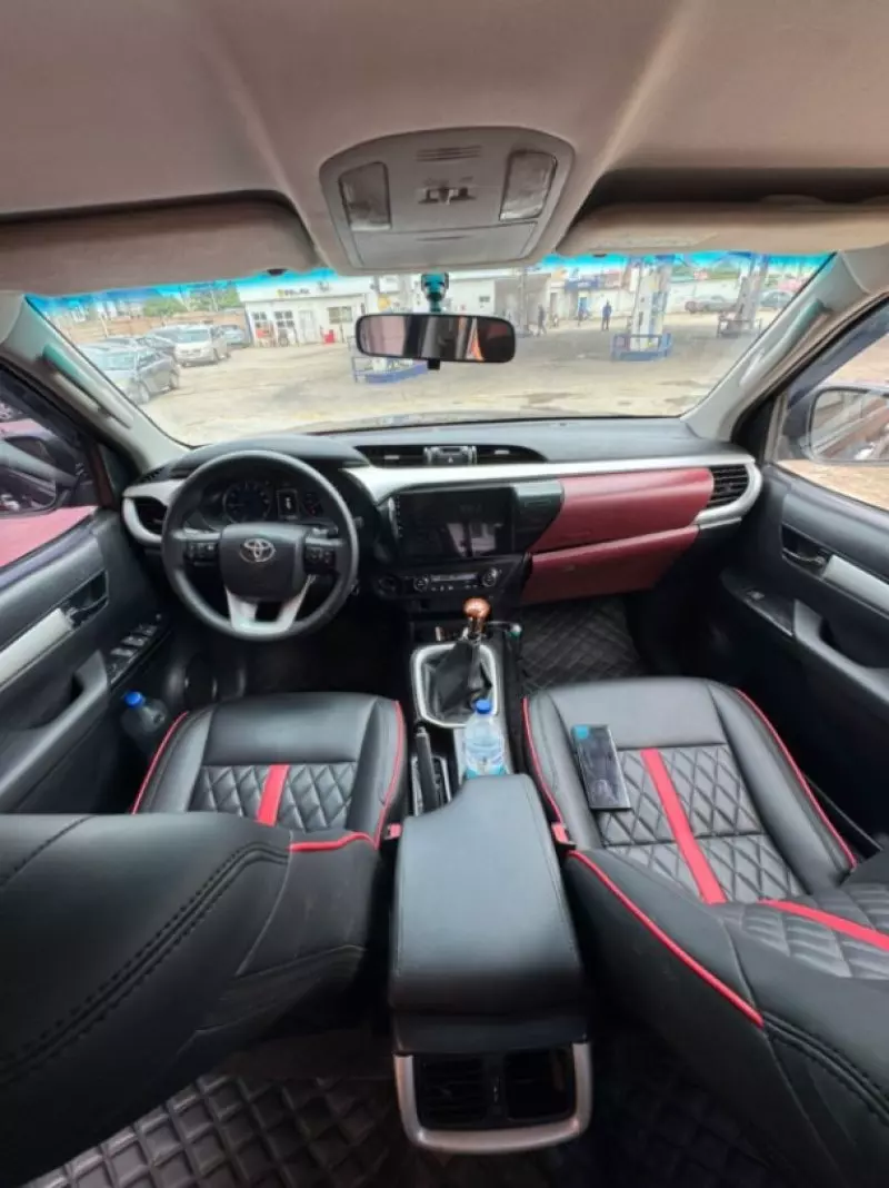 Toyota Hilux    - 2016