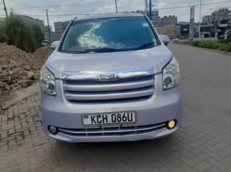 Toyota Noah   - 2009