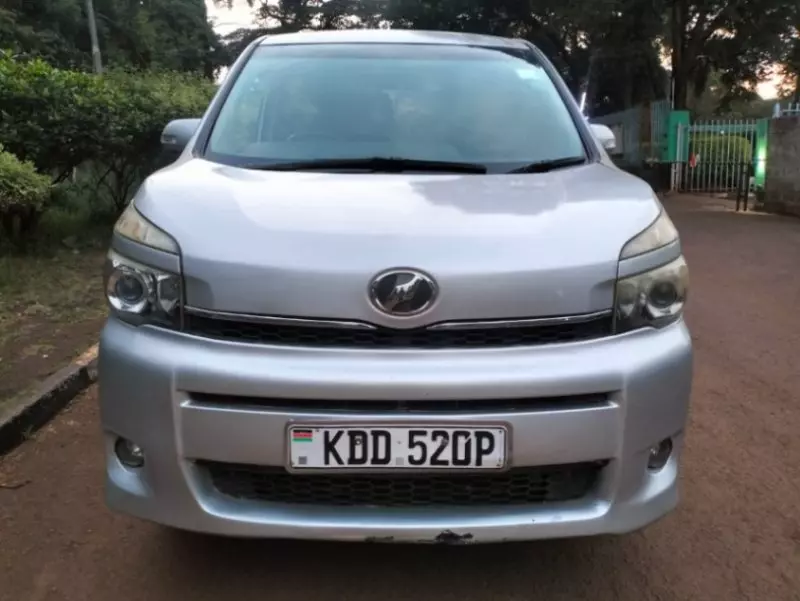 Toyota Voxy    - 2014