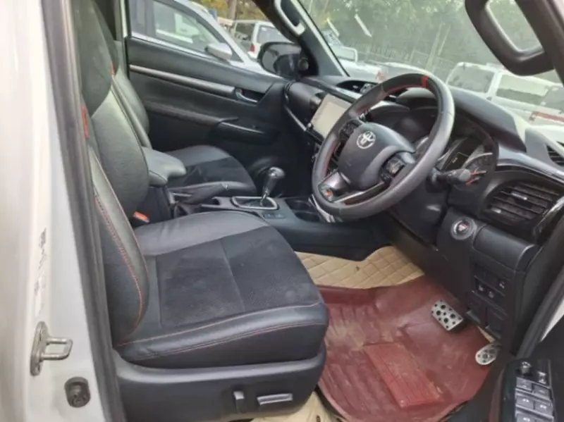 Toyota Hilux   - 2021