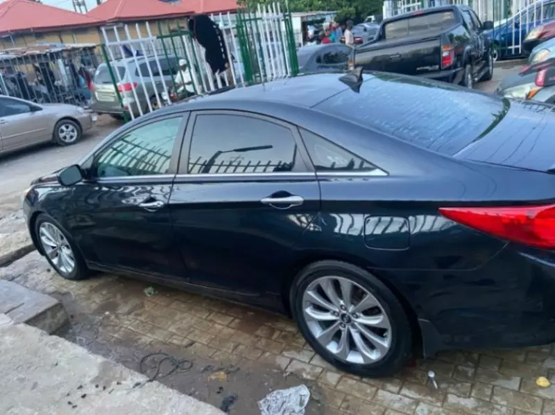 Hyundai Sonata   - 2011