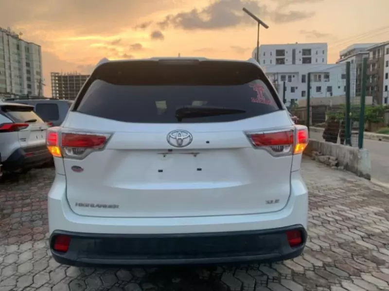 Toyota Highlander   - 2014