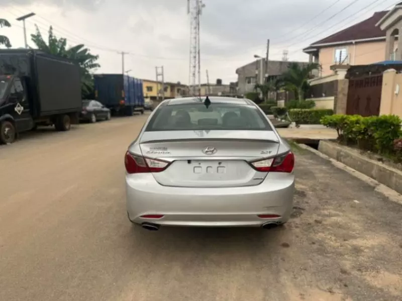 Hyundai Sonata   - 2012