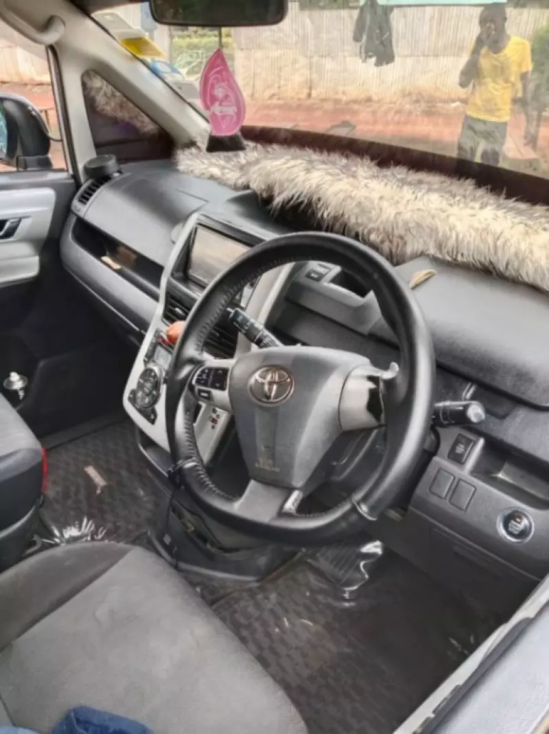 Toyota Noah   - 2010