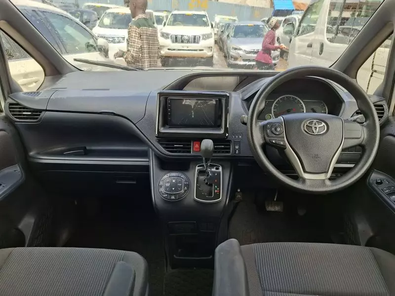 Toyota Noah   - 2014