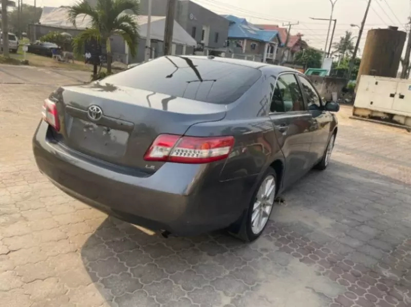 Toyota Camry   - 2010