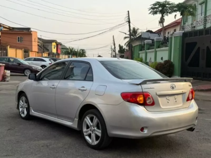 Toyota Corolla   - 2010