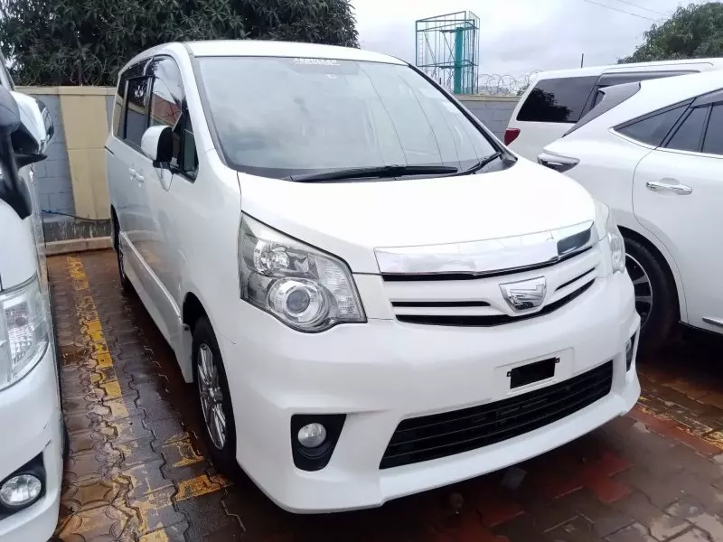 Toyota Noah   - 2011