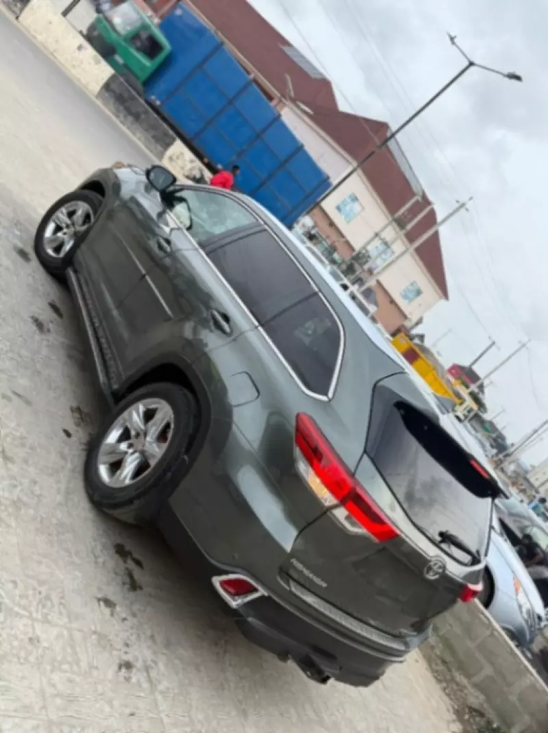 Toyota Highlander   - 2015