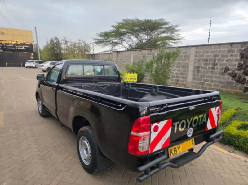 Toyota Hilux    - 2014