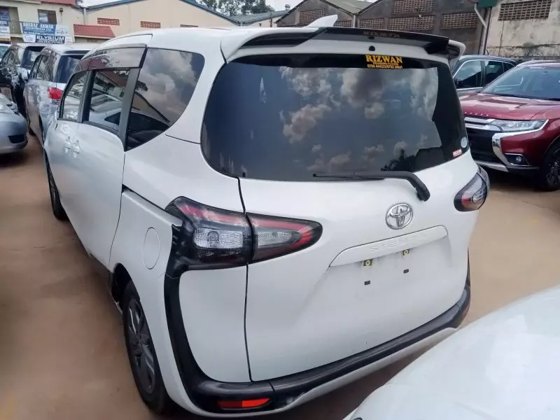 Toyota Sienta   - 2016