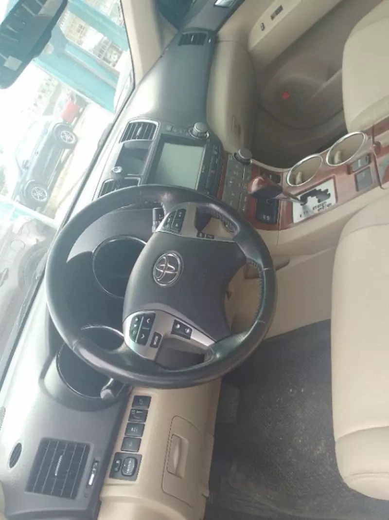 Toyota Highlander   - 2012