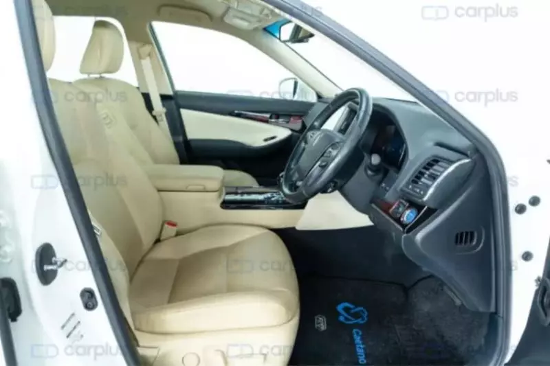 Toyota Crown Royal saloon Hybrid    -