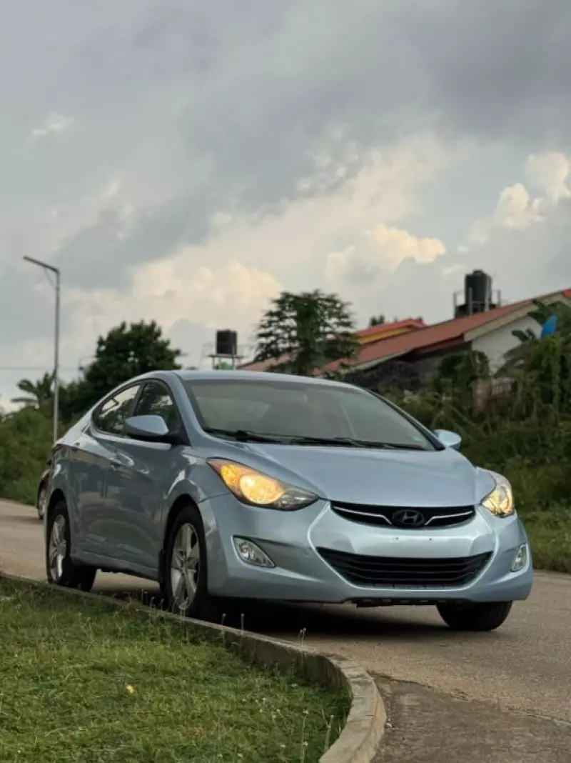 Hyundai Elantra   - 2011