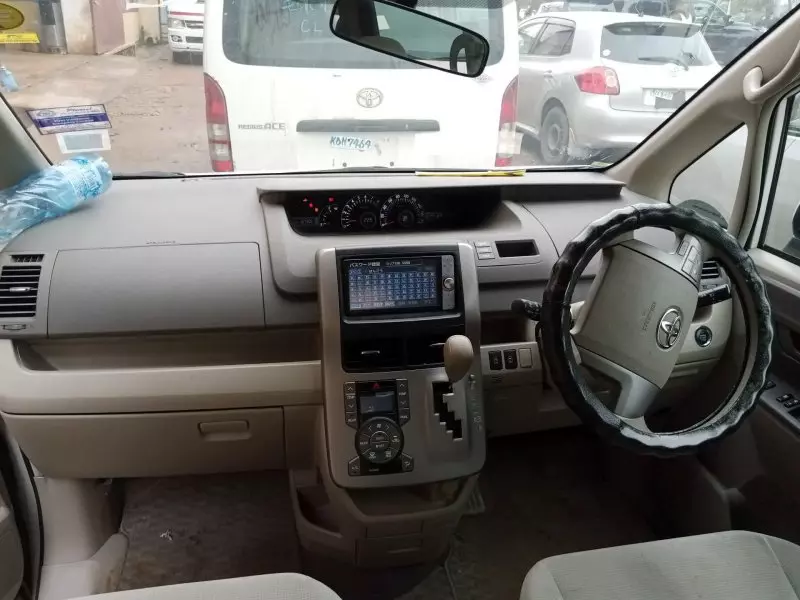 Toyota Noah   - 2009