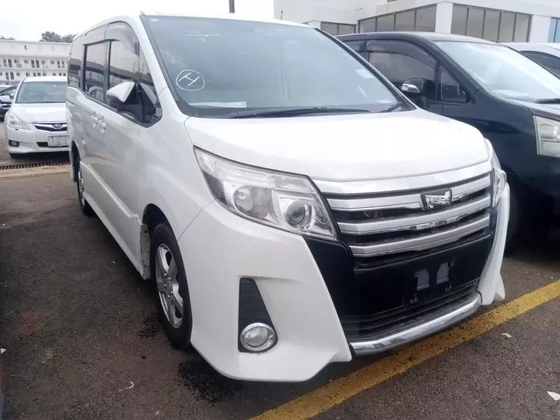 Toyota Noah   - 2015