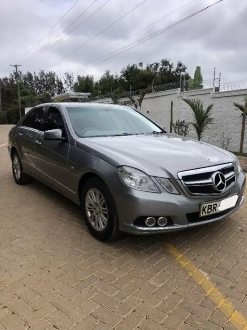 Mercedes-Benz E200   - 2011