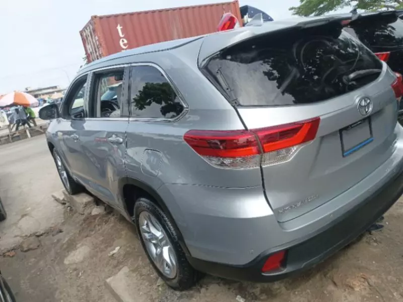 Toyota Highlander   - 2016