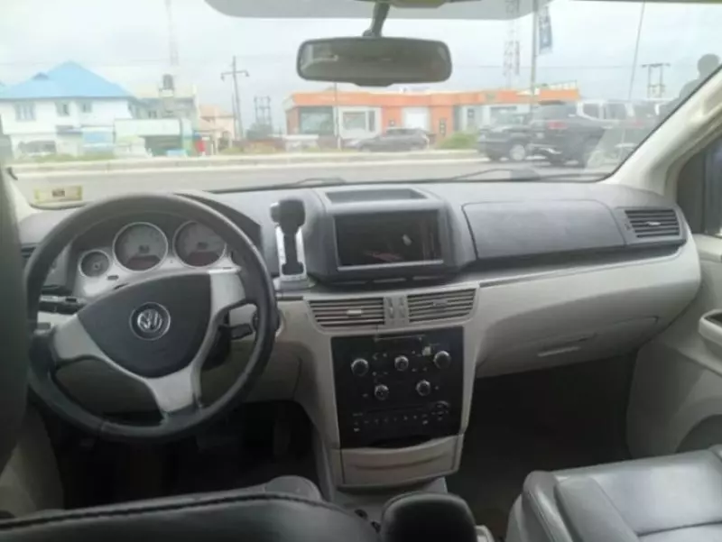 Volkswagen Routan   - 2010
