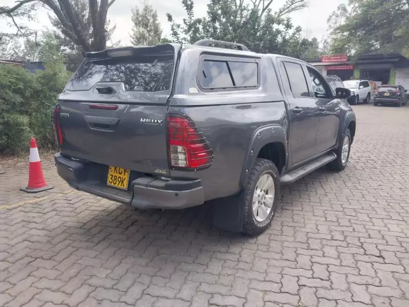 Toyota Hilux   - 2019
