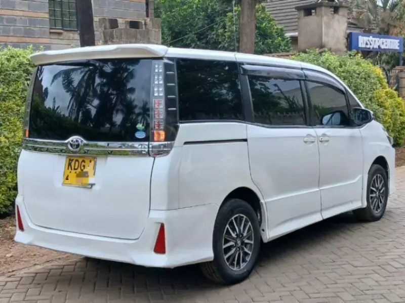 Toyota Voxy    - 2014