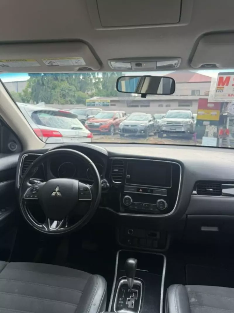 Mitsubishi Outlander hybrid    - 2019