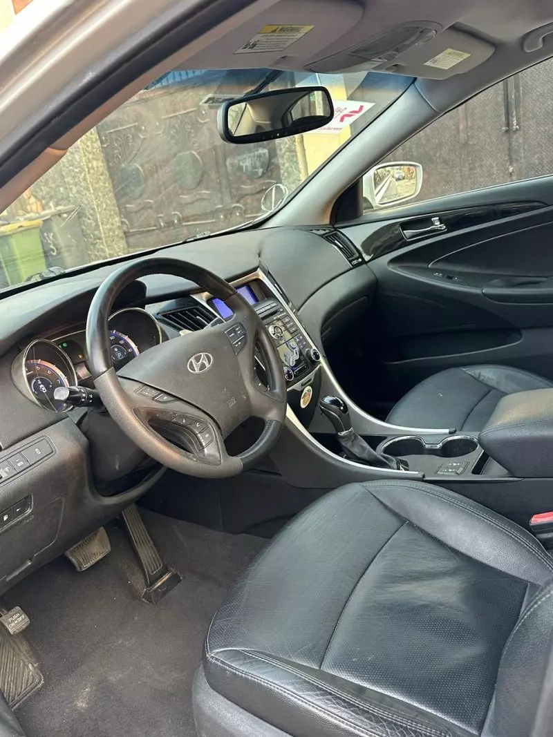 Hyundai Elantra   - 2011