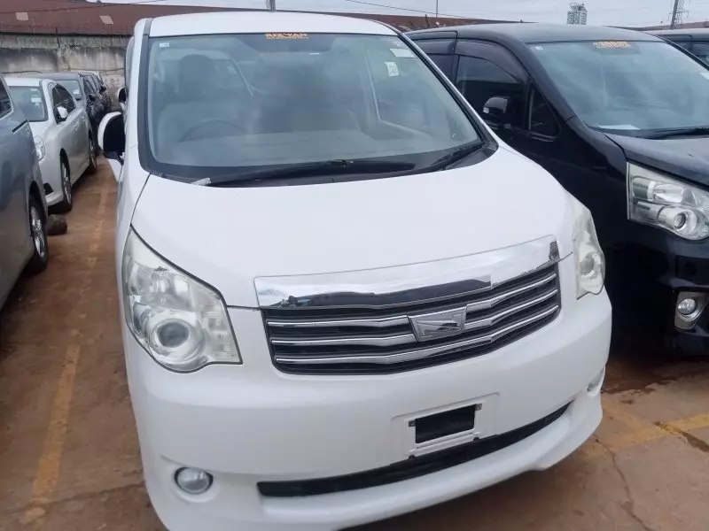 Toyota Noah   - 2012