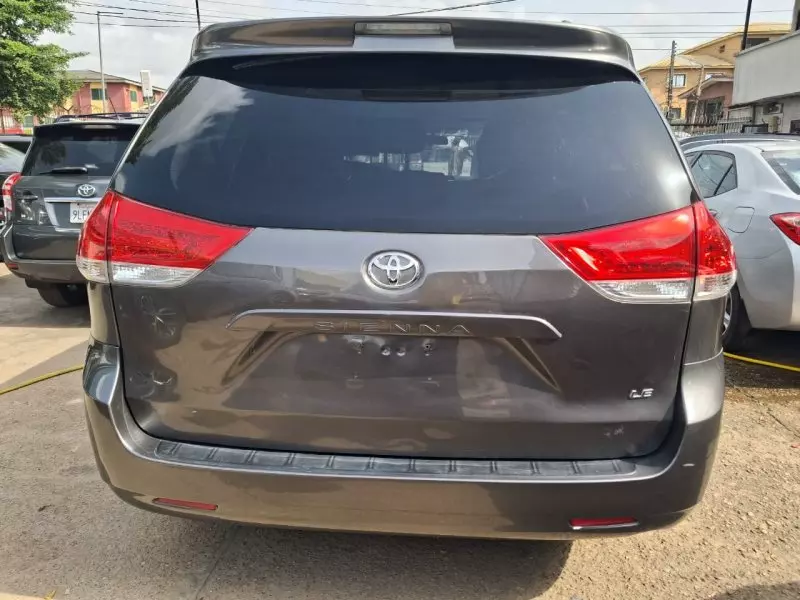 Toyota Sienna   - 2011