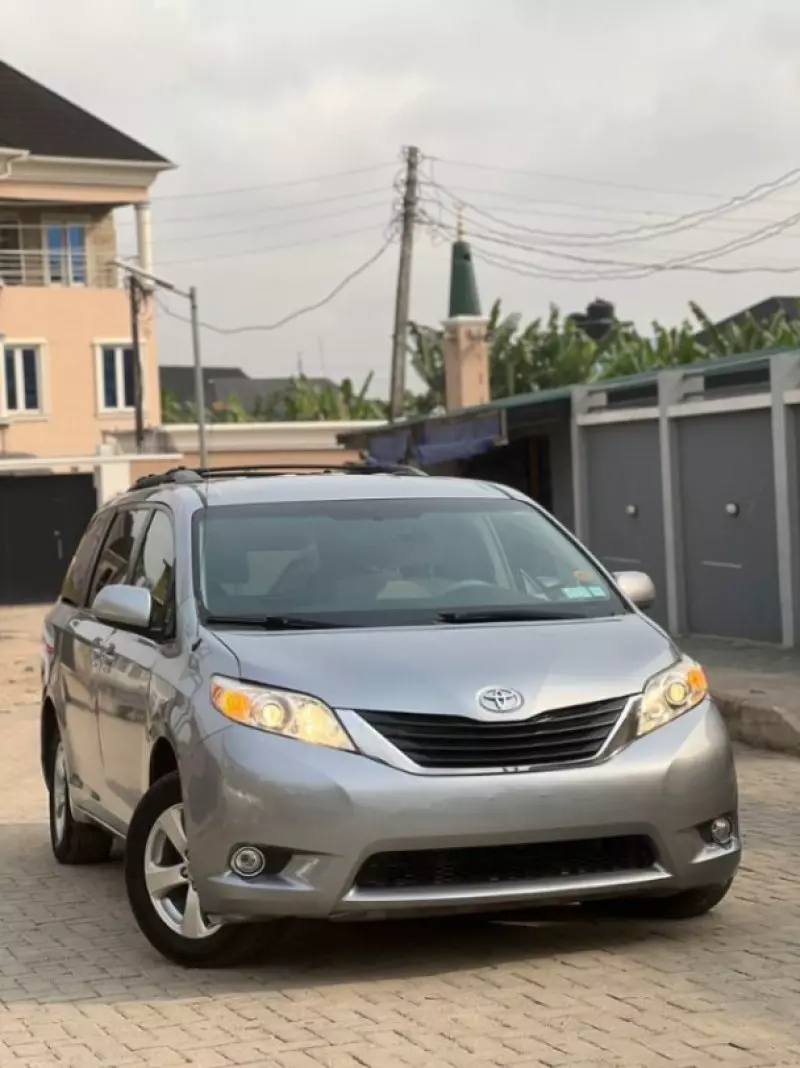 Toyota Sienna   - 2011