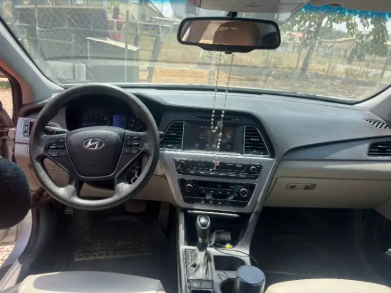 Hyundai Sonata   - 2012