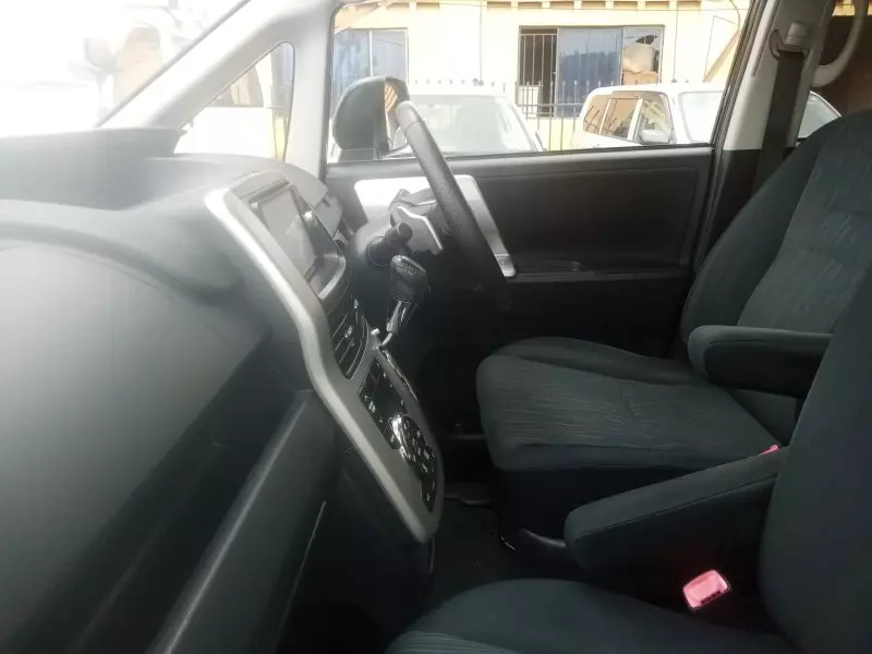 Toyota Noah   - 2012