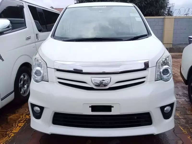 Toyota Noah   - 2011
