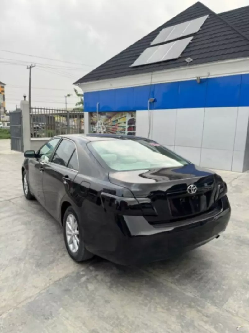 Toyota Camry   - 2011