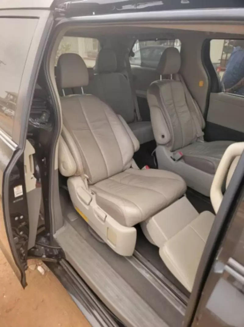 Toyota Sienna   - 2010