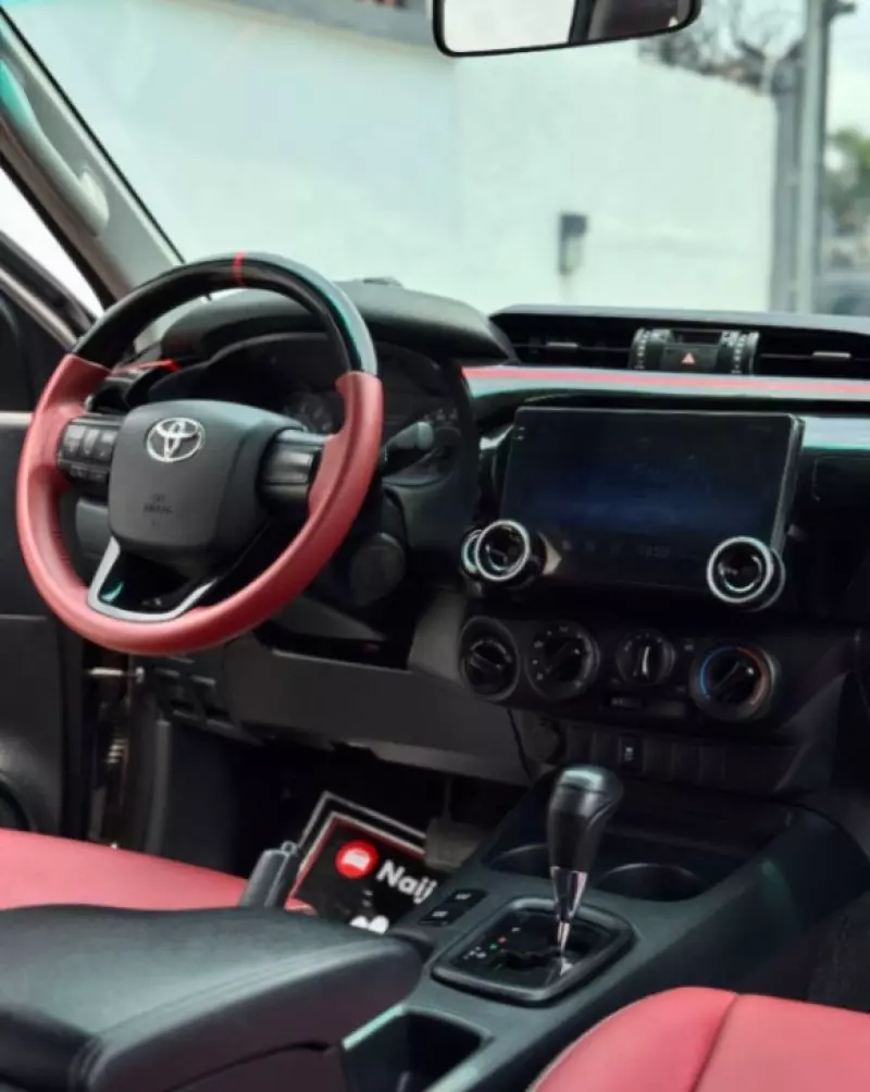 Toyota Hilux   - 2020