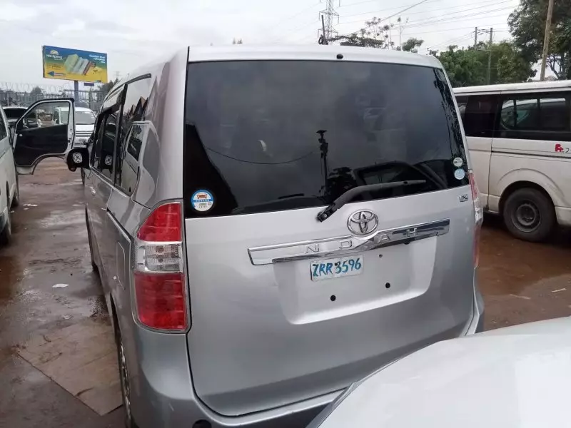 Toyota Noah   - 2009