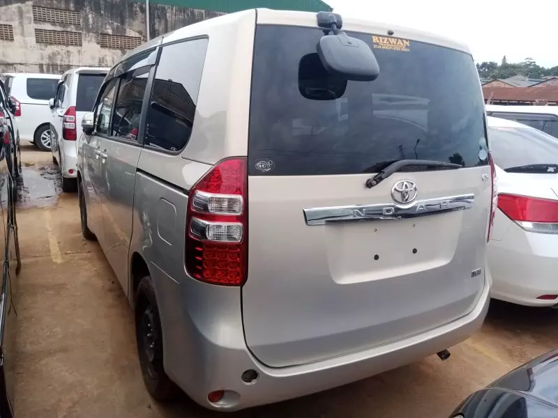 Toyota Noah   - 2012
