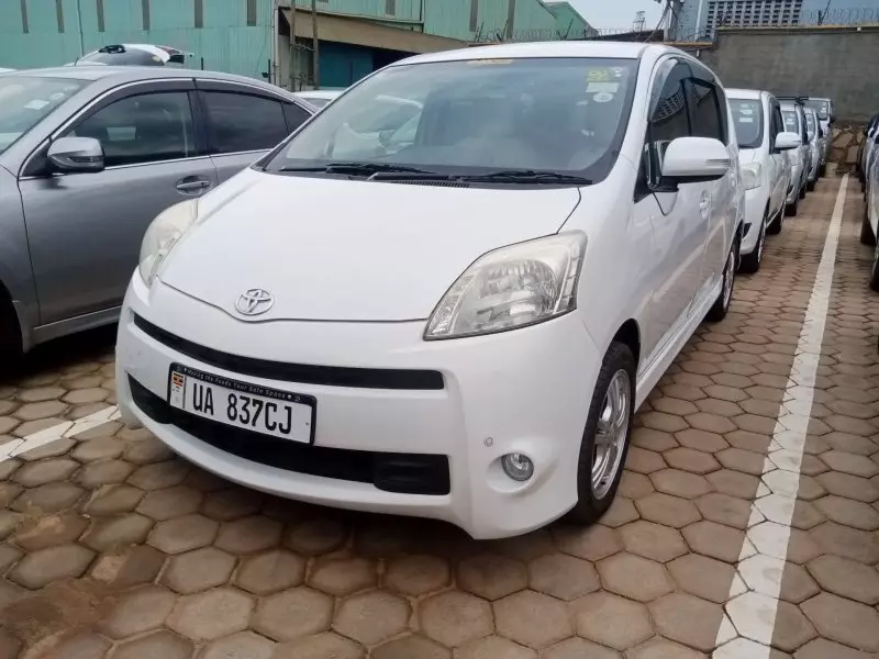 Toyota Passo Sette   - 2010